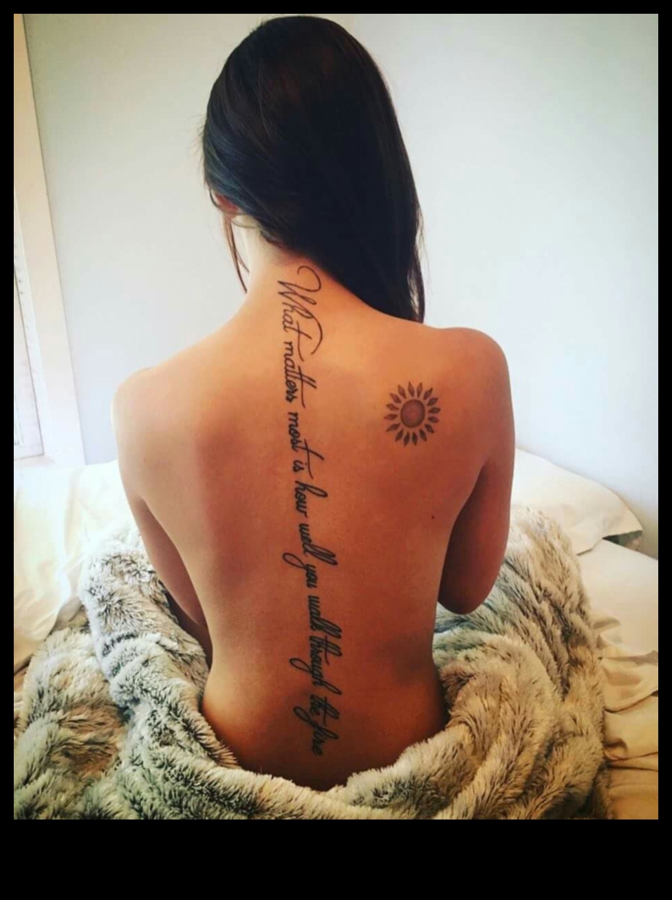 Ārpus mugurkaula: izpētiet episko muguras tetovējumu stāstu pasauli