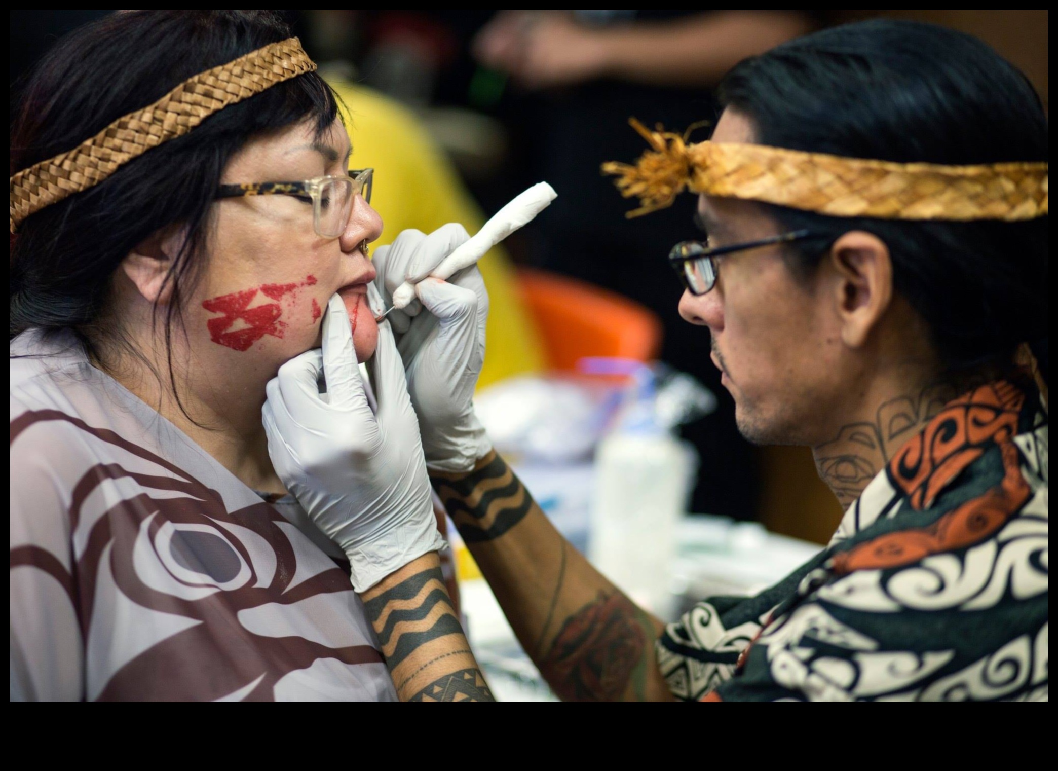 Tradīcijas atjaunošana: atzīmējiet tradicionālās tetovēšanas mākslu