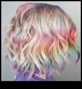 Vai jūtaties piedzīvojumu kārs? Izmēģiniet šos drosmīgos matu krāsu eksperimentus