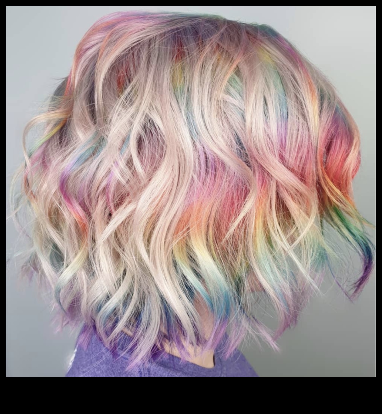 Vai jūtaties piedzīvojumu kārs? Izmēģiniet šos drosmīgos matu krāsu eksperimentus