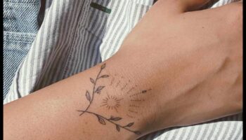Tiny Tales: personīgi stāsti elegantos plaukstas tetovējumos
